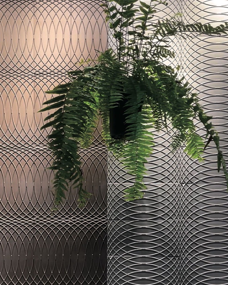 Three-dimensional architectural wall surface with a woven relief