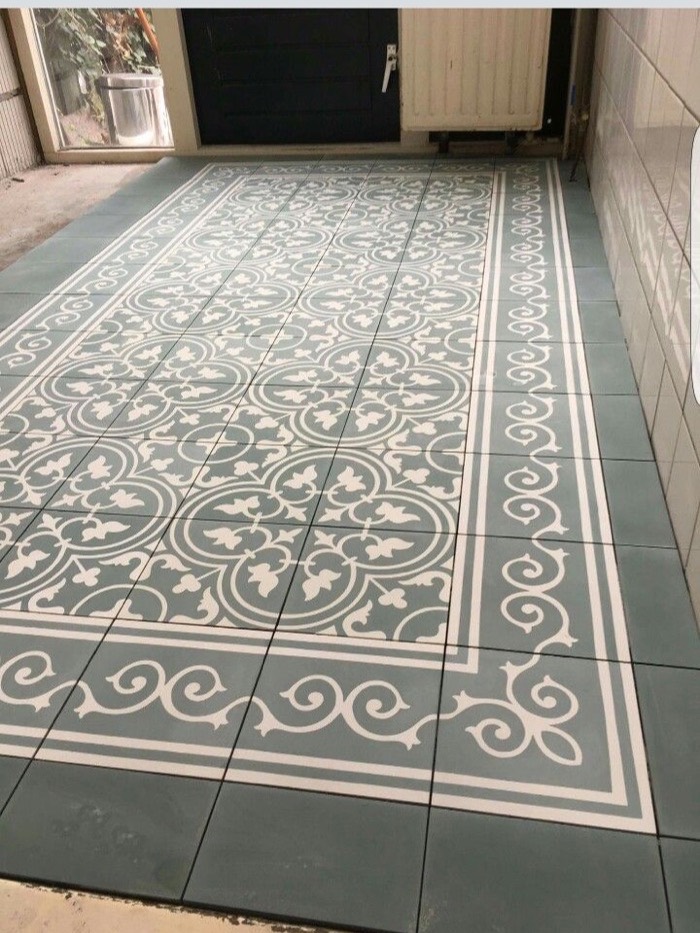 Laid heritage pattern floor with a scrolled border